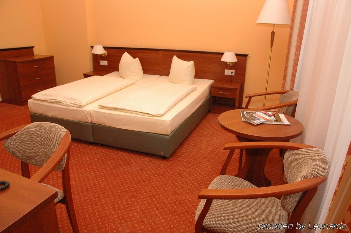 Rewari Hotel Berlin Room photo